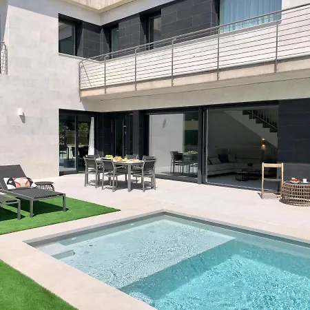 Naramia Sagaro - With Pool-garden-10 Pax Дом отдыха С'Агаро